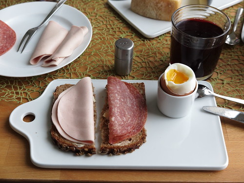Fleischwurst und Salami (der Bio-Marke Janssen) auf Dinkelbrot zum Frühstücksei