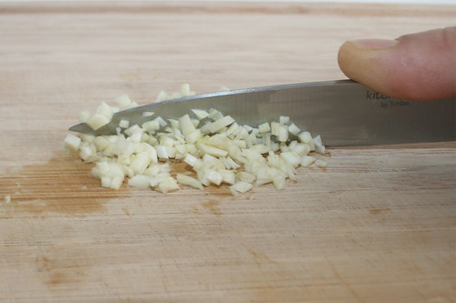 13 - Knoblauch zerkleinern / Mince garlic