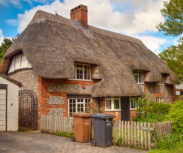 A 17th Century thatched cottage in Charlton, Andover | Flickr - Photo ...