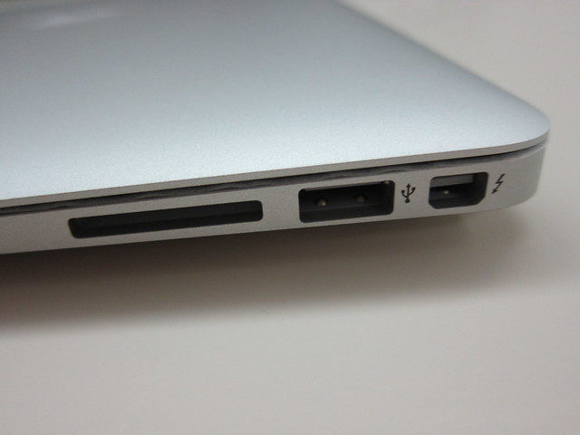 Apple MacBook Air 13 Inch (Mid 2011) - Right Side
