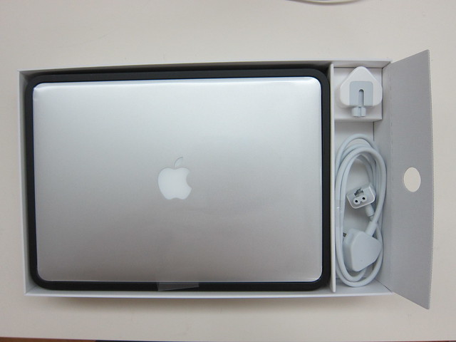 Apple MacBook Air 13 Inch (Mid 2011) - Box Open