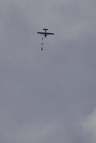 plane jump skydive tandem parachutists walterborosc