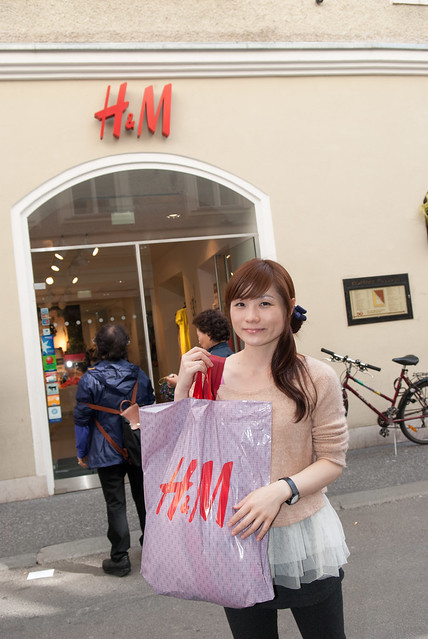 因為時間有限，所以我們剛到奧地利的第一個行程就是 -- shopping，第一個點選的是 H&amp;M。衣服真的是蠻便宜的。