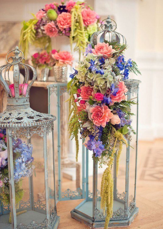You can make your interior look more interesting and fun with old lanterns and some colorful flowers