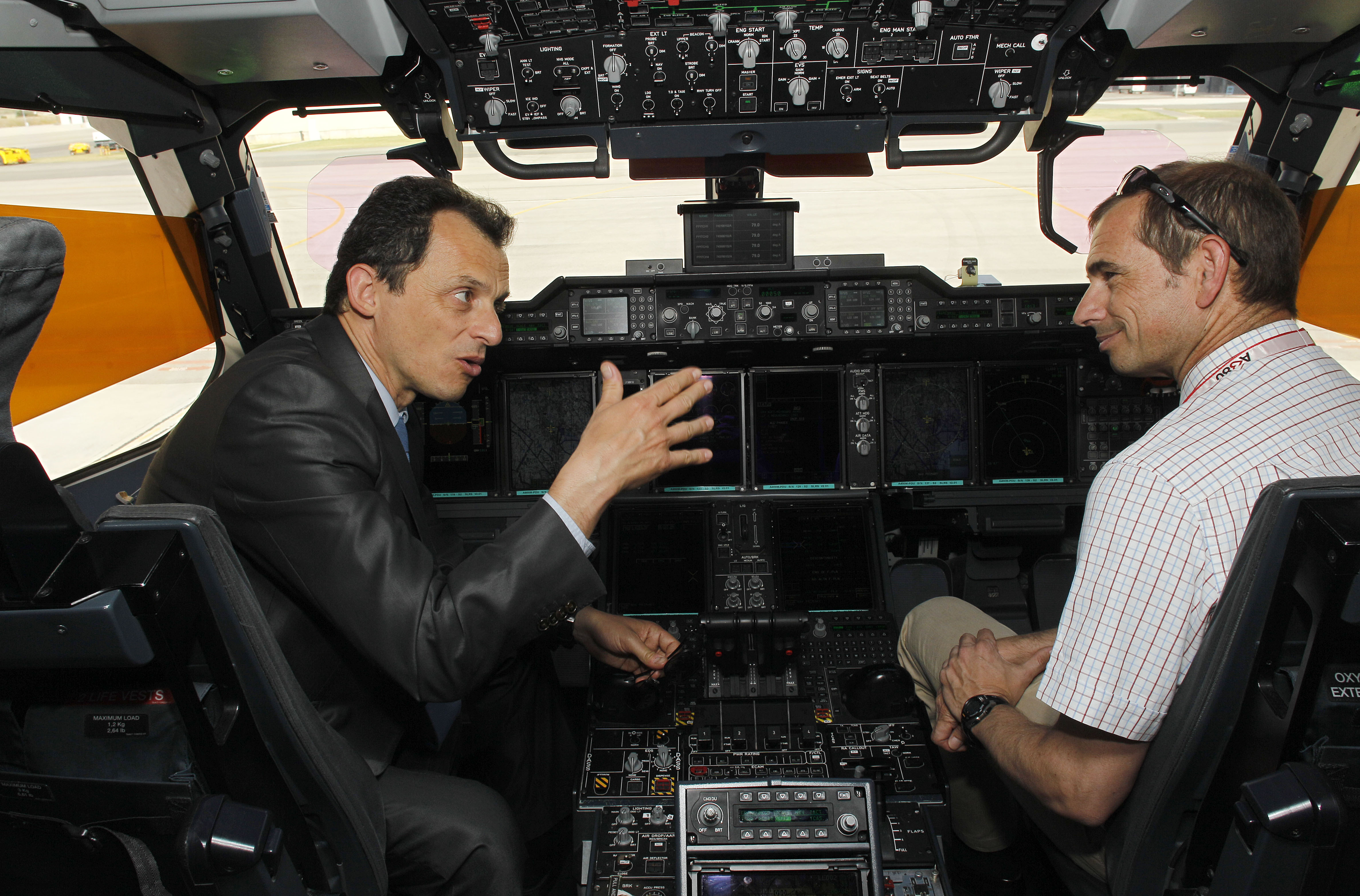 Pedro Duque y Lombo en el cockpit del A400M