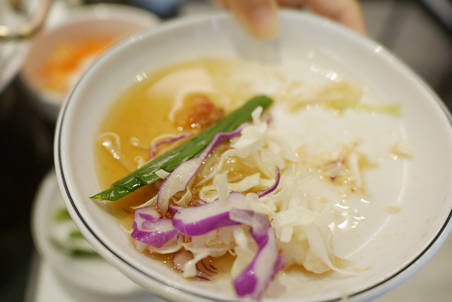終於來了! 來自韓國首爾的台北1號店 【孔陵一隻雞】，做法和韓國一樣哦！吃完記得留一些高湯煮粥，好美味啊～ @強生與小吠的Hyper人蔘~