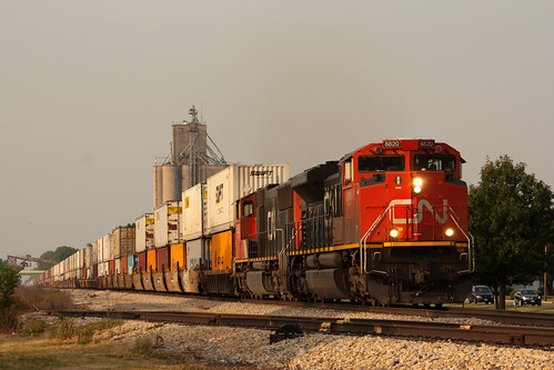 railroad cn train stack canadiannational emd intermodal sd70m2 sd75i pesotumillinois pesotumil cn8820 cn5665 cnq195