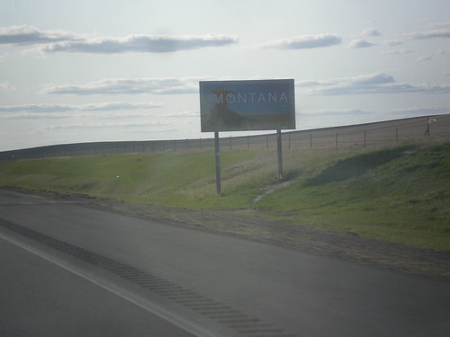 sign montana welcomesign i94 stateline wibauxcounty biggreensign