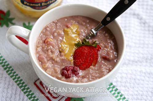 A delicious and easy recipe of Peanut Butter & Jelly Oatmeal, that encapsulates the nostalgia of homemade lunches, but for breakfast!