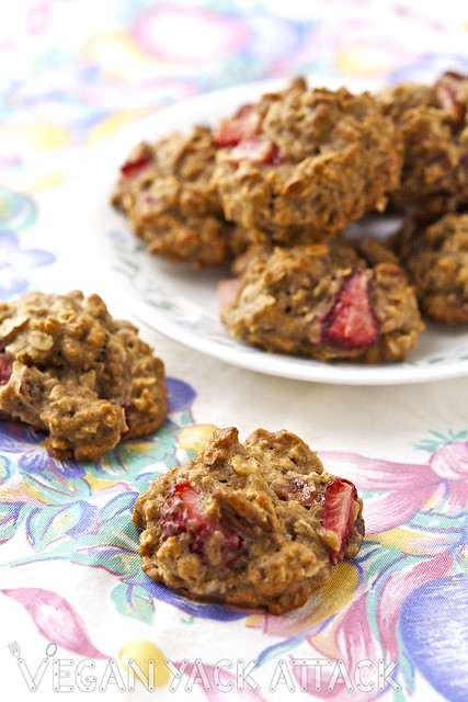 Delicious strawberry banana nut oatmeal cookies that you can eat at any time of the day, without guilt! It's your new, favorite breakfast snack.
