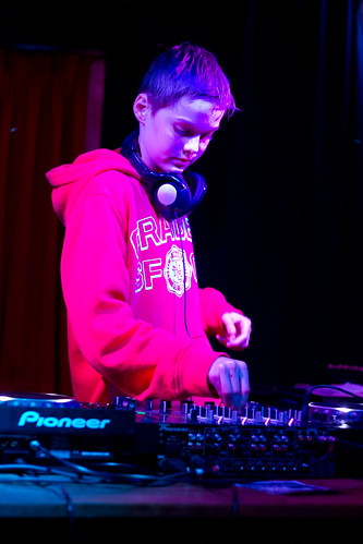 Een jonge DJ aan het werk