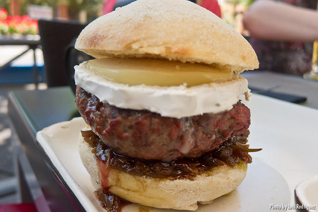Hamburguesa con queso de cabra y salsa de frutos rojos(Gobu Burger)