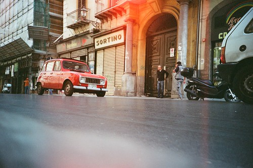 street red people italy cars film 2004 car analog 35mm vintage photography lomo lca lomography kodak 4 renault iso 400 sicily analogue expired palermo r4 supra ratseyeview peppopeppo puddicinu cockroachsview