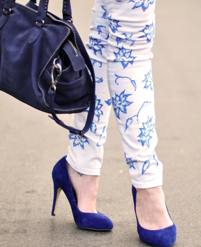 Floral print jeans DIY - blue  pumps and bag