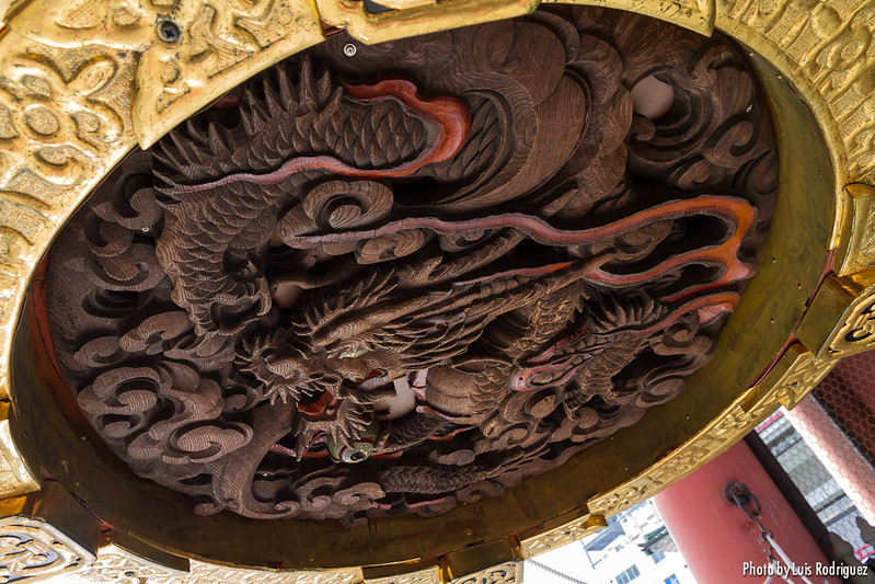 Dragón tallado en madera por debajo de la lámpara de Kaminarimon