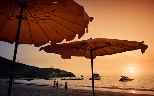 sunset red sea orange sun beach umbrella thailand asia thai siem 1224mmf4g nikkor phuket umbrellas siam andamansea indochina ราชอาณาจักรไทย ประเทศไทย sayam prathet ไทย สยาม prathetthai kophuket ratchaanachakthai mueangthai syâm syâma 00009458