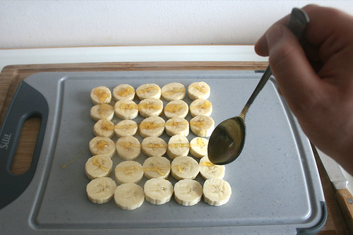 16 - Bananenscheiben mit Honig benetzen / Moisten banana slices with honey