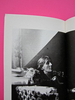 Virginia Woolf, Al faro. SE, Milano 2012. [responsabilità grafica non indicata]. In cop.: V. Woolf, 1939 ©Estate of Gisele Freund. Tav. 24 f.t.: VW. Monk's House, 1932 (part.), 1
