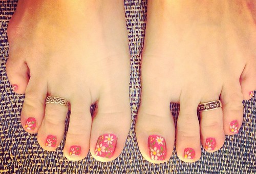 pink flowers summer flower feet daisies foot toes toe daisy pedicure toering nailart toerings lillypulitzer