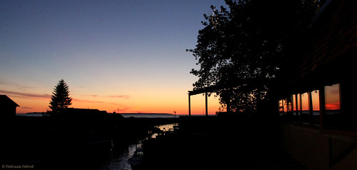 blue orange reflection marina leland harbor twilight michigan bluehour fishtown leelanau carpriver canoneos60d thecoverestaurant