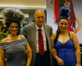 El alcalde de Bilbao, Iñaki Azkuna, con las modelos que lucen el peinado Bilbao.