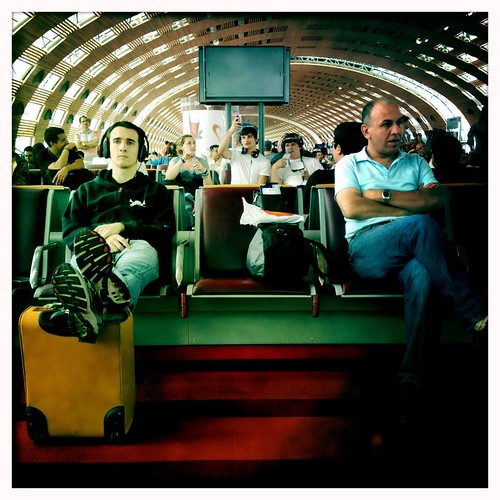 cameraphone street people colors airport lomo lomography monia attesa iphone aereoporto hipstamatic iphone4s moniaiphoneography