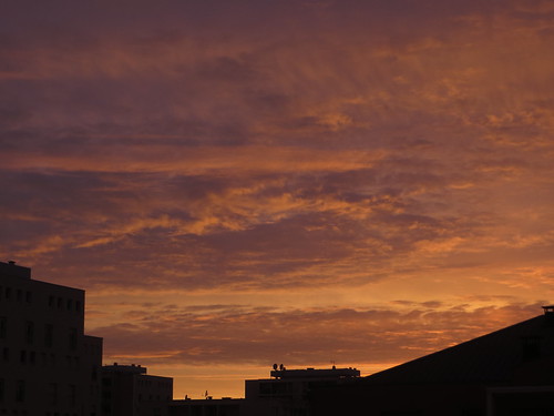 sunset orange clouds ciel soirée nuages soir ville immeuble coucherdesoleil toiture toits