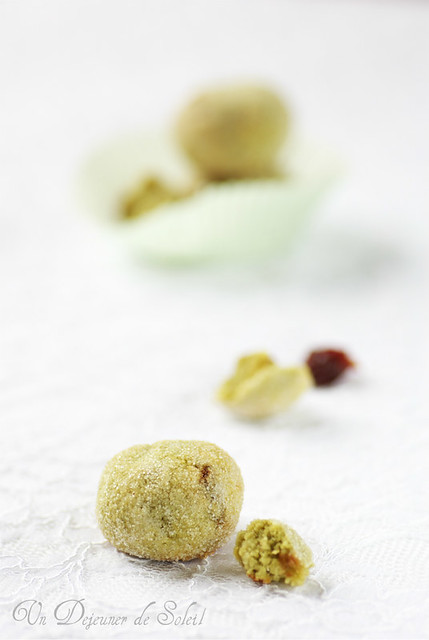 Amaretti aux pistaches et griottes - Pistachio and cherries almonds cookies