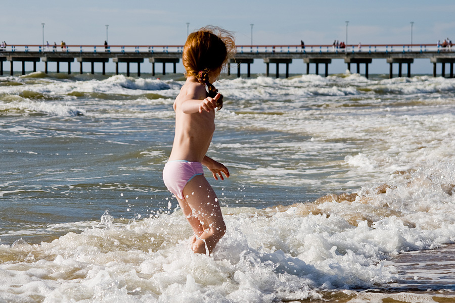 Ну купаюсь. Дети купаются в море. Девочка купается в море. Детишки купаются. В Балтийском море купаются.