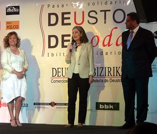 De izquierda a derecha, Julia Diéguez, presidenta de Deusto Bizirik, la representante de la ONG Huanca y el cónsul de Perú, Alberto Olaechea.