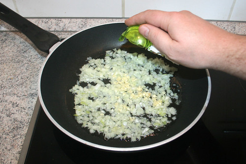 31 - Zwiebel & Knoblauch in Pfanne geben / Add onion & garlic to pan