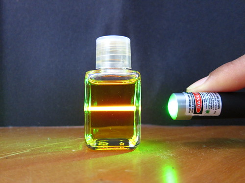 Fluorescence: green laser through olive oil