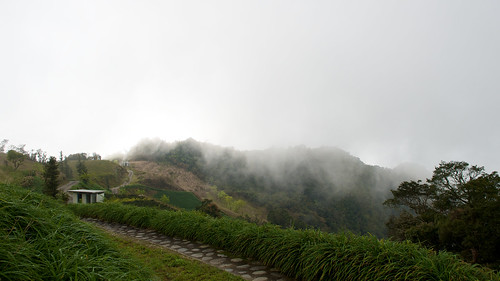 mountain building tree nature yellow landscape nikon cloudy taiwan bluesky 台東 nikonafsdxzoomnikkor1755mmf28gifed d7000 taltung