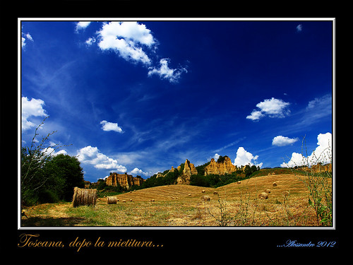 blue sky italy cloud landscape countryside italia nuvole campagna cielo tuscany hay toscana bale paesaggio balle valdarno fieno rotoballe balze ef24105 eos5dmarkii