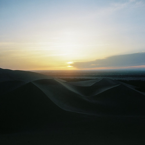 rolleiflex 35e kodak portra400 dune sunset landscape dunhuang carlzeiss planar 75mmf35 coatingdegraded mediumformat 120 6x6 film