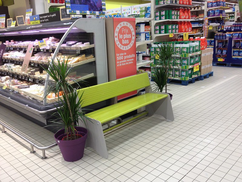 banc; accessibilité en supermarché (Orange,FR84)