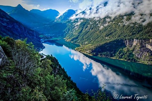 mer reflection norway montagne norge village sony ombre ciel fjord nuages reflexion végétation norvège