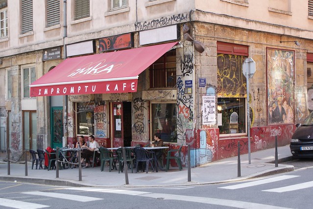 Café de la place Colbert sur les pentes de la Croix Rousse à Lyon.