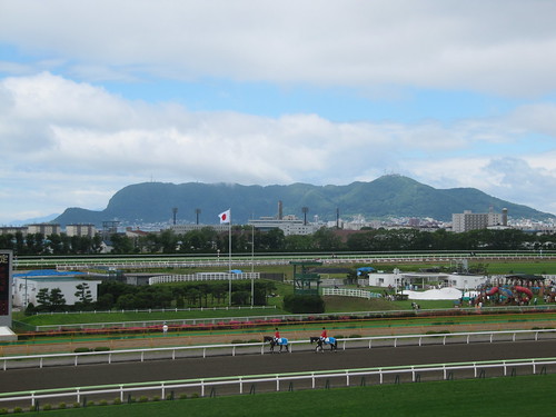 函館競馬場のスタンドから函館山を臨む
