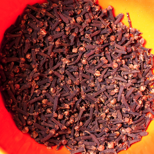 Nelliktreet kommer fra Indonesia og knoppene brukes som krydder.