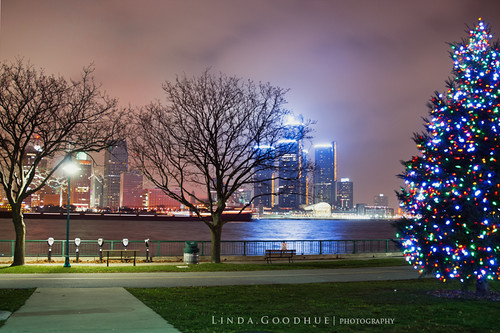 thanksgiving sky ontario river geotagged lights streetlight cityscape nightscape skyscrapers path michigan detroit christmastree christmaslights walkway windsor detroitriver detroitmichigan windsorontario happythanksgiving americanthanksgiving lindagoodhuephotography