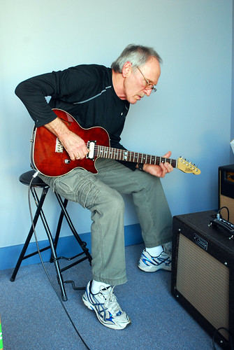 TK checks out a new St. Blues guitar by joespake