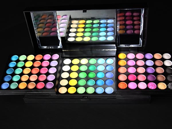 180 Eyeshadow Pallete by Forever52 makeup
