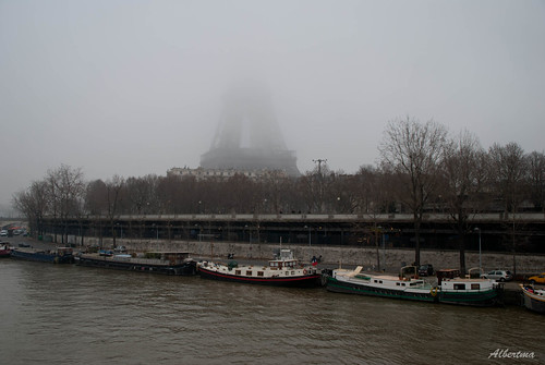 Torre Eiffel bajo la niebla