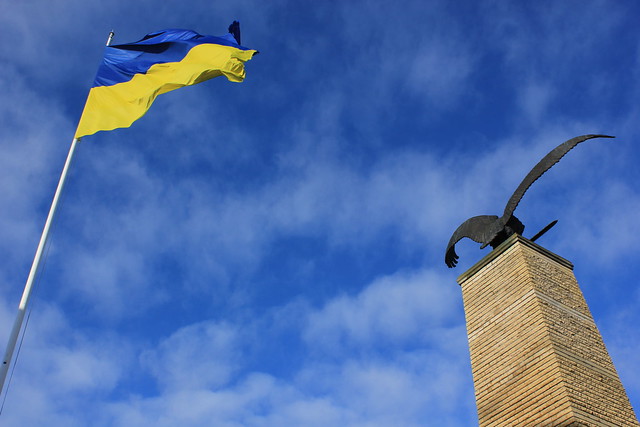 La bandera de Ucrania junto a un Turul