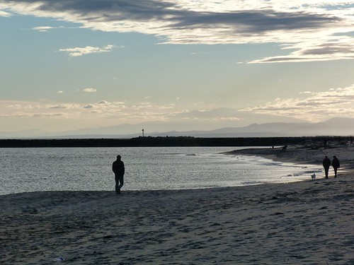 sable plage contrejour décembre balade languedocroussillon hérault merméditerranée promeneurs beautemps dimancheaprèsmidi lespyrénées