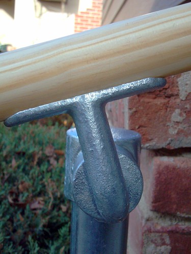 Rohrverbinder-Geländer mit Handlauf aus Holz