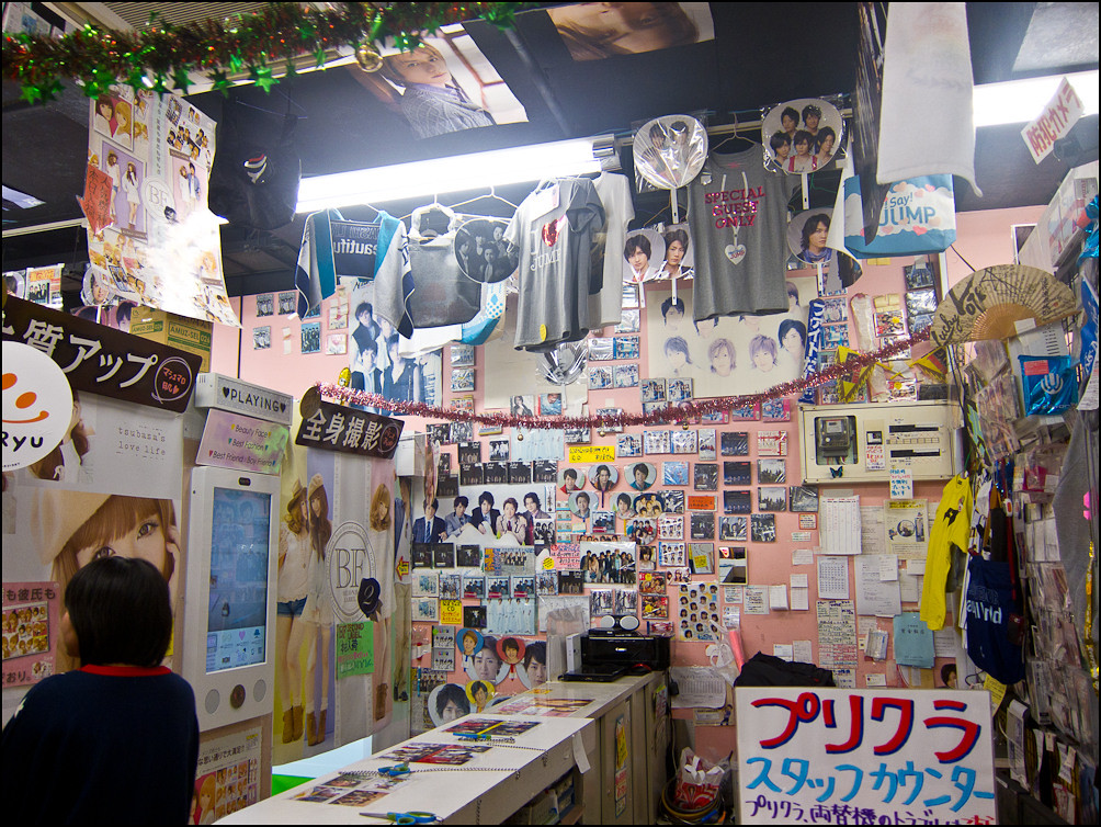 Interior de una idol shop. Se aprovechan todos los huecos libres.