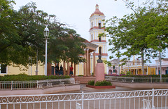 Iglesia Mayor a través de la Plaza Isabel II, Remedios, Cuba