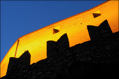 sunset alps castle tessin ticino meetup group hike medieval bluehour bellinzona wandern castelgrande wanderung